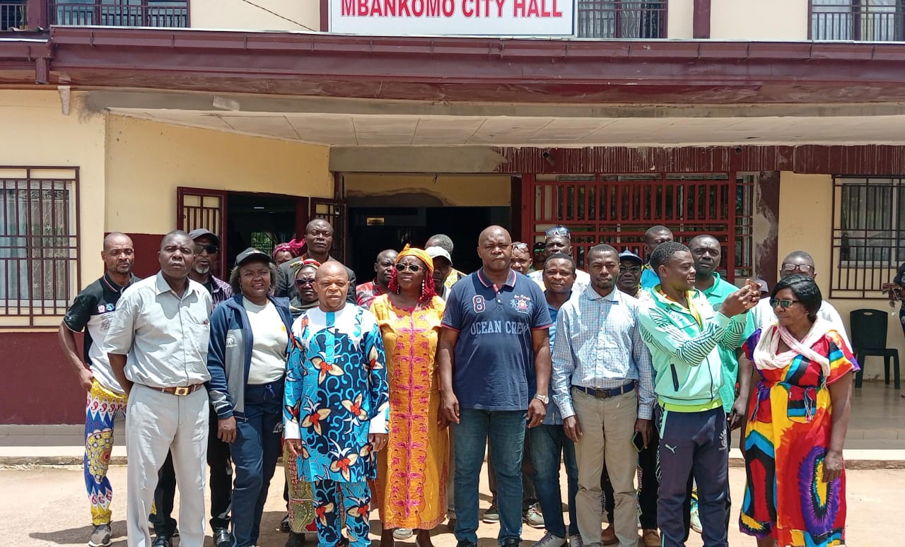 REMISE SOLENNELLE DU PAQUET MINIMUM AUX DIRECTEURS DES ECOLES PRIMAIRES DE MBANKOMO