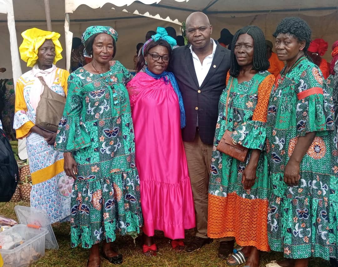 PIERRE JUNIOR FOUDA FOUDA AUX COTES DES FEMMES DE LA MEFOU-ET-AKONO